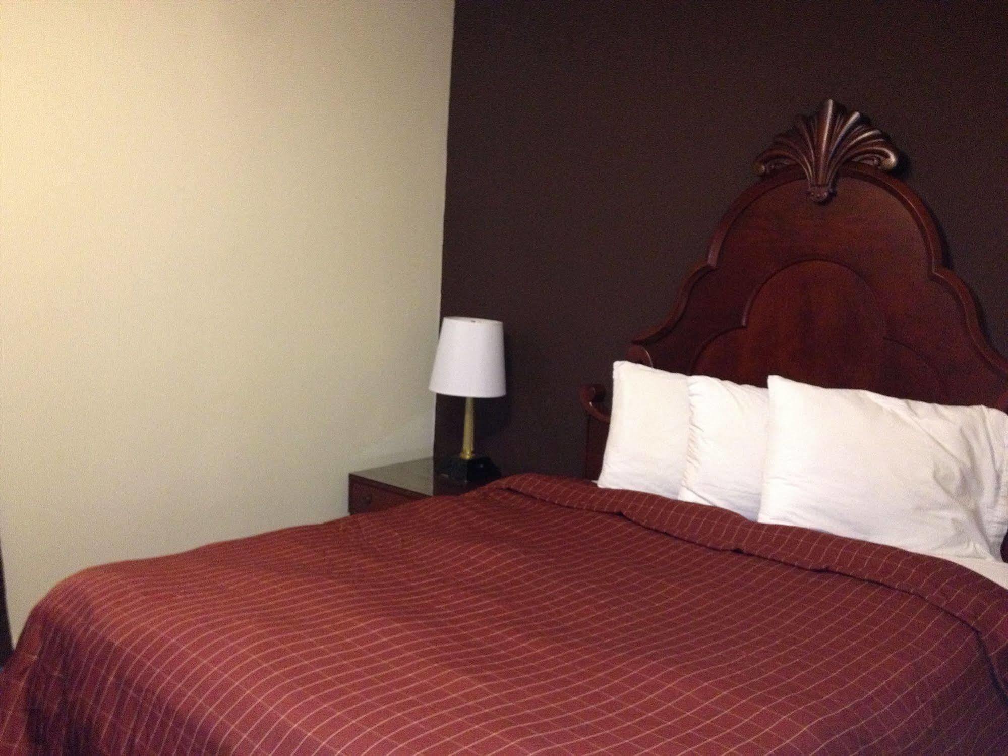 Midtown Motel & Suites Монктон Экстерьер фото