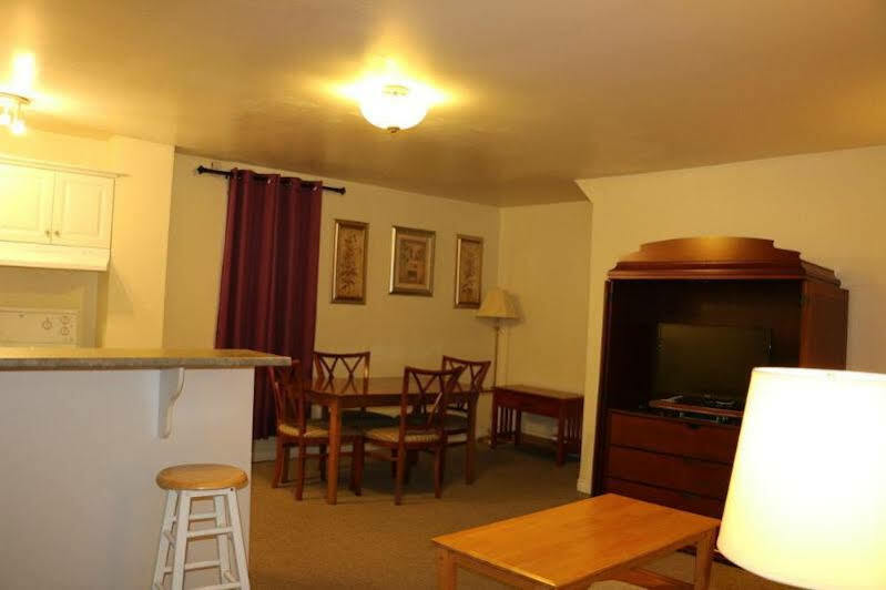 Midtown Motel & Suites Монктон Экстерьер фото